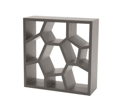 Opus Incertum Regal von Casamania Horm, graues modulares Wandregal mit geometrischen Fächern.